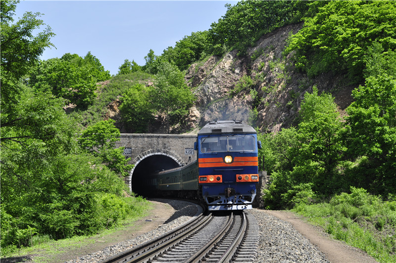三號(hào)洞雙軌鐵路.jpg
